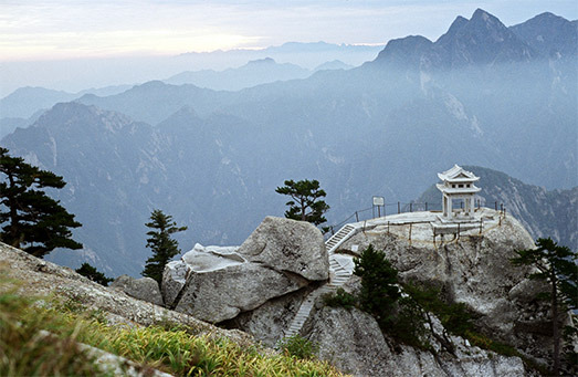 Hua_Shan_mountain_temple.jpg